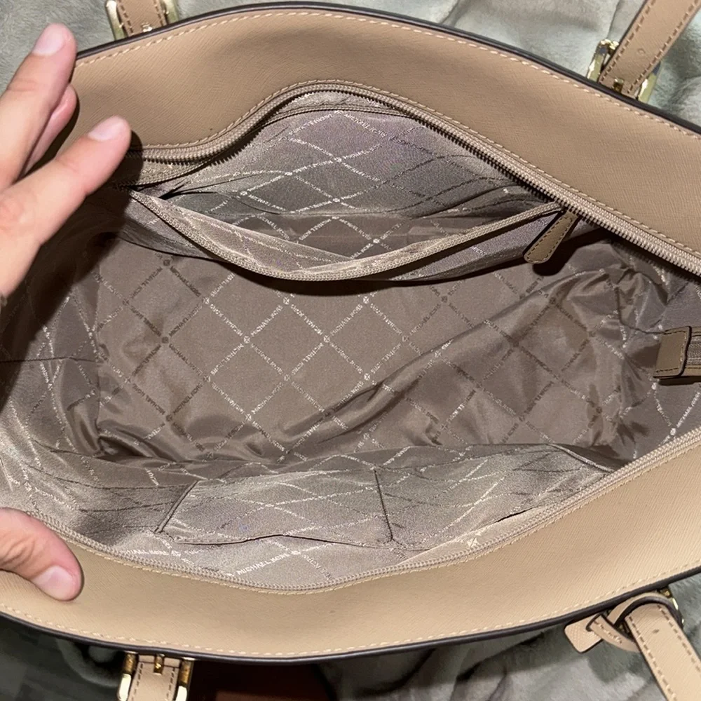 MK Purse - Picture 2 of 3